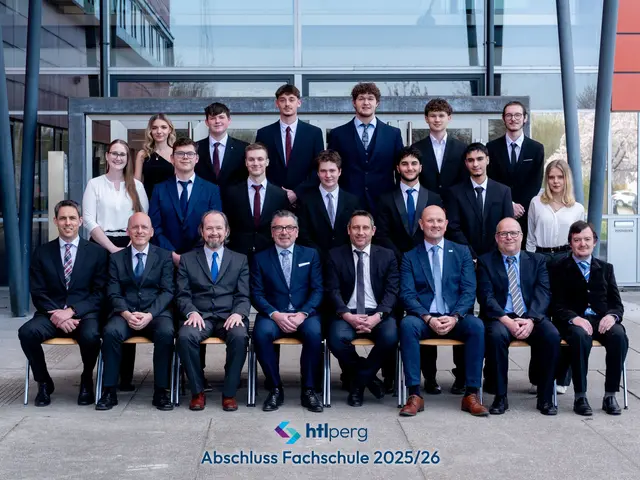 1. Reihe sitzend von links nach rechts: Mag. Robert Kastner, MMag. Engler Reinhard, Dipl. Ing. Roland Eggetsberger, Ing. Andreas Obermayr, MSc (Klassenvorstand) , Dir. Prof. Dipl.-Ing. Dr. Michael Buchberger, Hofbauer Clemens , Ing. Mag. Wolfgang Ullner , DI Michael Stumpfl

2 .Reihe stehend von links nach rechts: Selina Sturmer, Emil Czujan, Julian Luger, Sebastian Bart, Mahir Koyunci, Arda Ersöz, Daria Kranzl (guter Erfolg)

3 .Reihe stehend von links nach rechts: Marcela Jagodic (ausgezeichneter Erfolg), Jakob Wahl, Simon Niedermayr, Simon Amon, Raphael Riedler, Ridvan Özyanik | Foto: HTL Perg