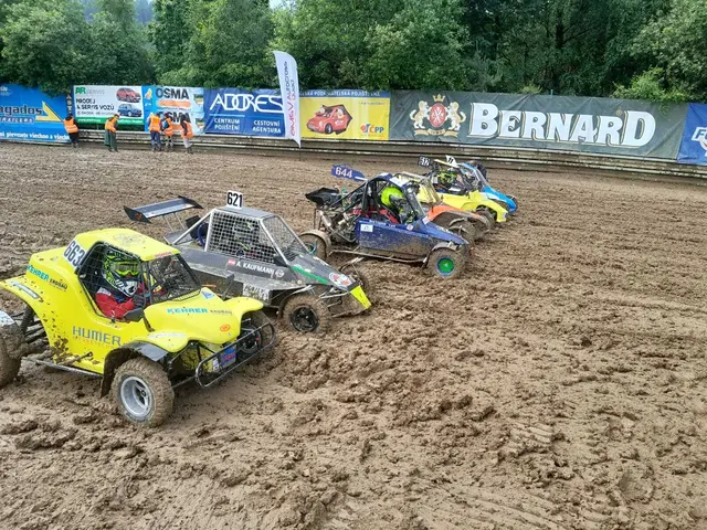 Ben sitzt trotz Sehbeeinträchtigung regelmäßig im Buggy und tritt bei Autocross-Rennen an (am Bild mit Startnummer 644). | Foto: Privat