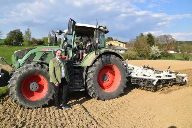 Hohe Spritpreise setzen Bauern unter Druck: Franz Rafetzeder und Jakob Karner aus Wechling können ein "Lied davon singen". | Foto: Roland Mayr/MeinBezirk Scheibbs