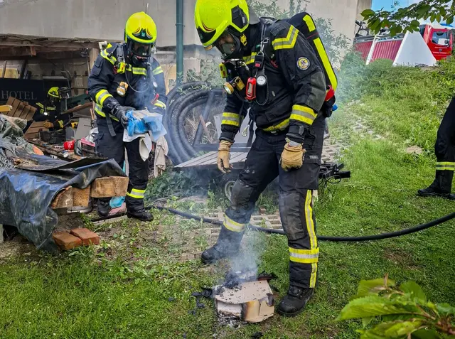 Der Keller wurde mittels Druckbelüfter rauchfrei gemacht. | Foto: FF Mooskirchen