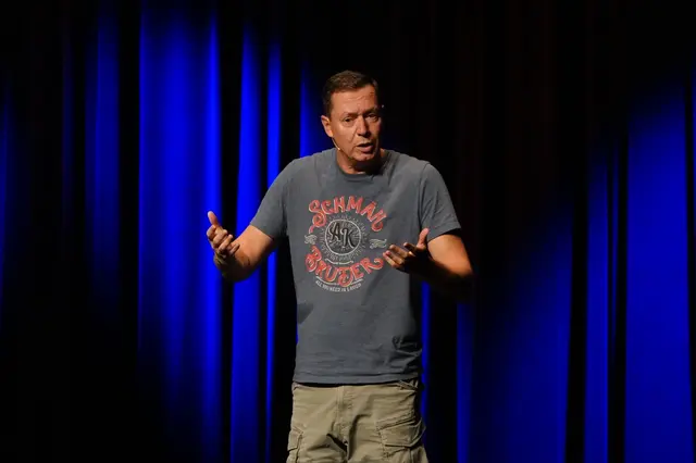 Der österreichische Kabarettist, Comedian und Stimmenimitator präsentierte dabei eine Mischung aus aktuellen Beobachtungen, Alltagssituationen und pointierten Parodien. | Foto: Michael Blinzer
