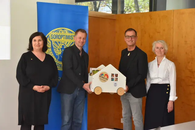 Übergabe an den Kindergarten Walchsee mit Bgm Ekkehart Wimmer (2.v.l.).  | Foto: Barbara Fluckinger