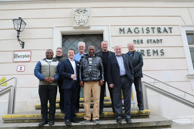 Beim Arbeitstreffen im Kremser Rathaus.
v.lin.re.: Vereinsobmann Pater Paulinus Kelechi Anyanwu, Kassier Harald Fleischer, Präsident Thomas Hagmann (Rotary Club Krems-Wachau), Projektleiter und Obmann-Stellvertreter Günther Schwaiger, der künftige ärztliche Leiter Uche Sunday Mbamara, Bürgermeister Peter Molnar, Präsident Gerhard Hellmann (Rotary Action Group for Reproductive, Maternal and Child Health, kurz RMCH Österreich) sowie der frühere Kremser Bürgermeister und Obmann-Stellvertreter Reinhard Resch  | Foto: Stadt Krems