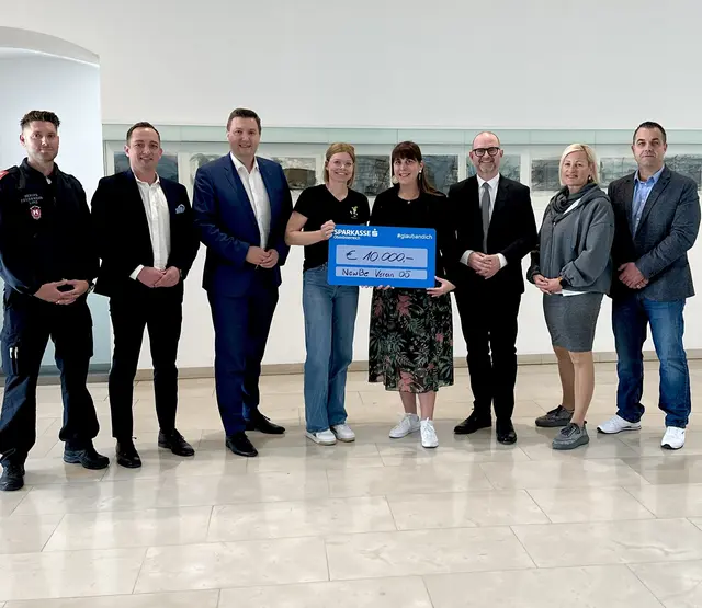 Von links: Patrick Sexlinger (Berufsfeuerwehr Linz), Patrick Pissenberger (Berufsfeuerwehr Linz), Sicherheitsstadtrat Michael Raml (FPÖ), Marlene Obermüller und Anna Kriechbaum (beide Vorstandvorsitzende Verein NewBE), Bürgermeister Dietmar Prammer (SPÖ), Vorsitzende der Personalvertretung Karin Decker und Alexander Wimmer (Berufsfeuerwehr Linz). | Foto: Stadt Linz