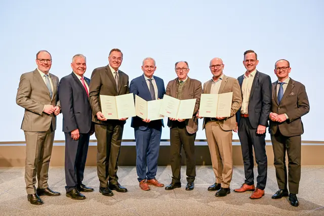 WKOÖ-Direktor-Stv. Friedrich Dallamaßl, WKOÖ-Vizepräsident Leo Jindrak, KommR Mario Zoidl, KommR Friedrich Pöttinger, KommR Franz Landerl, KommR Adolf Paul Seifried, WKOÖ-Vizepräsident Michael Pecherstorfer und WKOÖ-Direktor Gerald Silberhumer. | Foto: WKOÖ