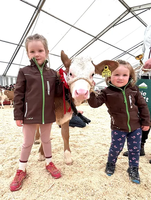 Schon die Jüngsten traten mit ihren Kälbchen auf. | Foto: Klaus Kogler