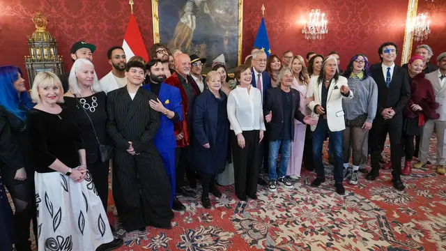Es war wie ein Klassentreffen: Zahlreiche ehemalige ESC-Teilnehmende wie JJ und Tom Neuwirth waren zu Besuch beim Bundesprädidenten Alexander Van der Bellen.  | Foto: Andreas Pölzl/MeinBezirk