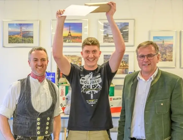 Landessieger Marcel Kreische mit Landeslehrlingswart Martin Rübig (l.) und Landesinnungsmeister Josef Frauscher (r.). | Foto: Simlinger