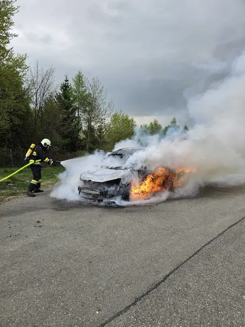 Freiwillige Feuerwehr Alland löscht Auto in Vollbrand