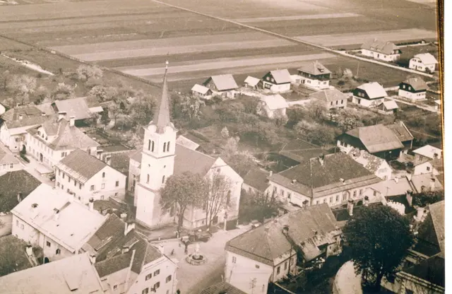 Das schwarz-weiße Foto zeigt eine Luftaufnahme des Marktplatzes der Gemeinde. | Foto: Gemeinde Paternion