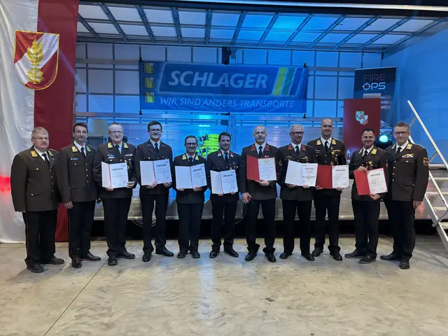 Ehrungen. Von links Abschnittskommandant Stephan Prinz, Bezirkskommandant Eduard Paireder, Bezirkshauptmann Werner Kreisl, Philipp Neuhauser, Michael Riegler, Walter Aigner, Jürgen Hiemetsberger, Martin Klammer, Christoph Neuhauser, Roland Paireder und Feuerwehrpräsident Robert Mayer. | Foto: MeinBezirk Perg/Köck