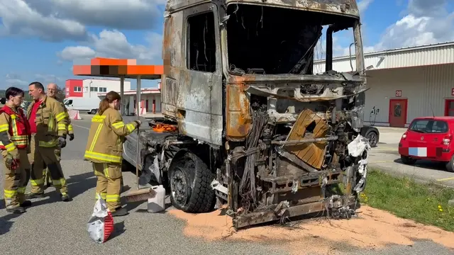 Schadstoffeinsatz nach LKW-Brand in Pöchlarn