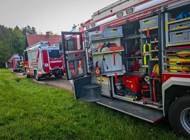 Mehrere Feuerwehrfahrzeuge waren am Brandort. | Foto: FF Mooskirchen