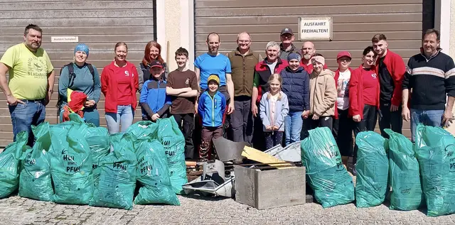 Die Teilnehmerinnen und Teilnehmer der Flurreinigungsaktion in Roßleithen mit Vize-Bgm. Horst Baumschlager (l.), Obm. Florian Pernkopf (hinten, 5.v.l.) und Bgm. Kurt Pawluk (r.).
Foto: Kurt Pawluk | Foto: Kurt Pawluk