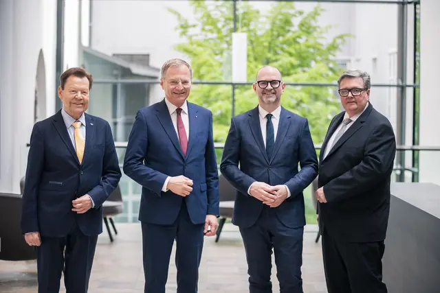 Von links: Günter Titsch, Präsident Interkultur, Landeshauptmann Thomas Stelzer (ÖVP), Bürgermeister Dietmar Prammer (SPÖ) und Dieter Recknagl, Aufsichtsratsvorsitzender Linz Tourismus.  | Foto: Land OÖ/Max Mayerhofer