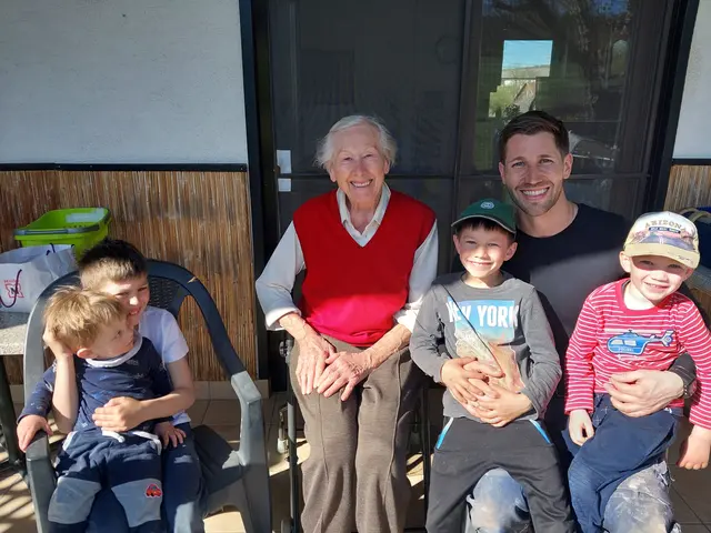 Vizebürgermeister Andreas Mittl gratulierte Elisabeth Storchschnabel zum 91. Geburtstag. | Foto: Gemeinde Deutsch Schützen-Eisenberg