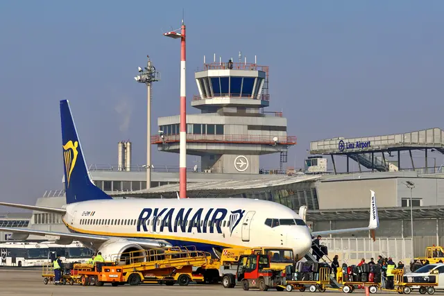 Eine Ryanair-Maschine am Flughafen Linz – der Standort steht angesichts möglicher Kürzungen im Flugangebot und der Debatte um die österreichische Flugabgabe erneut im Fokus. | Foto:  Flughafen Linz GesmbH