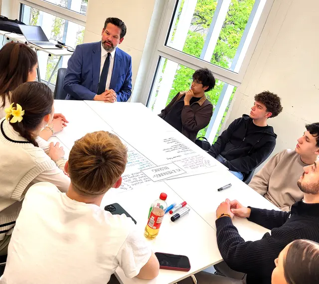 Test der "Demokratie-Fitness" mit den Studierenden. | Foto: Büro Lukas Mandl