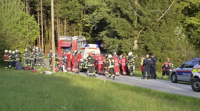 Im Einsatz stand ein Großaufgebot an Einsatzkräften. | Foto: Manfred Fesl