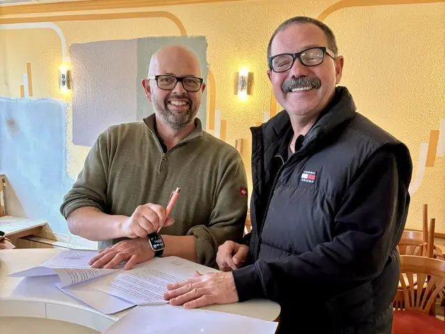 Beim Unterschreiben des Pachtvertrages: Markus Gruber und Hausbesitzer Jörg Fritz. | Foto: Café Max