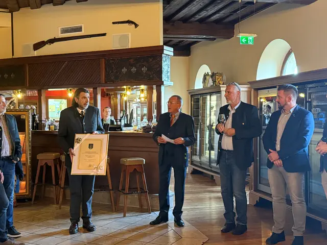 Bürgermeister Josef Wallner würdigte bei der feierlichen Ehrung das große Engagement des regionalen Bauunternehmens Pfleger. | Foto: Pfleger Bau