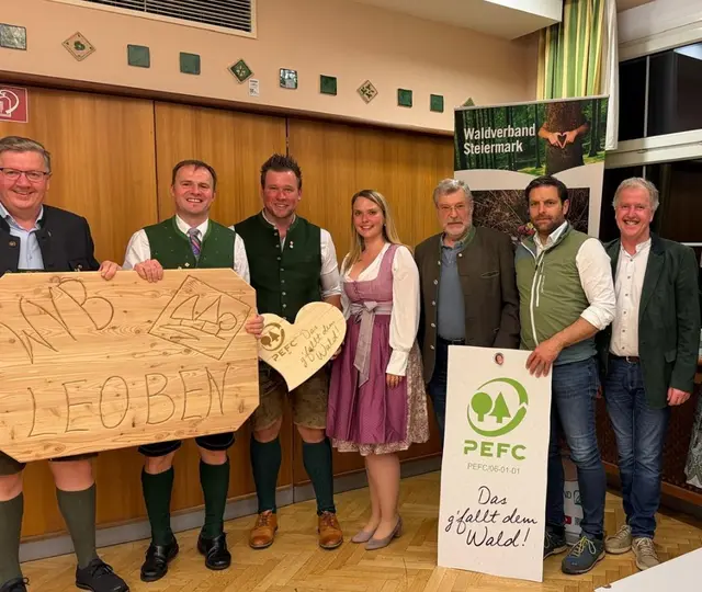 Kürzlich wurde die Führung des Waldverbands Leoben neu bestellt: Christian Haberl (3. v. l.) übernahm das Amt von Andreas Steinegger (l.). | Foto: PEFC Austria