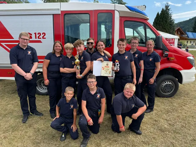 Neben seinem Autocross-Hobby bleibt Ben auch noch Zeit für die Jugendfeuerwehr in Meiselding.  | Foto: Privat