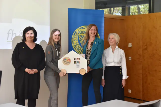 Übergabe an den Kindergarten Hinterthiersee. | Foto: Barbara Fluckinger