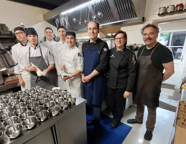 Wenn die 3. Hotelfachschule und die Lehranstalt für Tourismus im Gasthaus Berger in Weyer einmarschieren, dann wird aus Schulalltag ganz schnell Wirtshauskultur im Hochformat.  | Foto: BBS Weyer