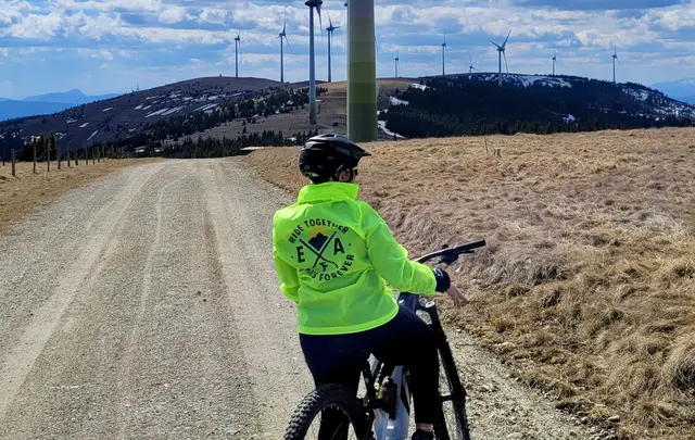 Die Mürzerin mit einer Windbreaker-Jacke und dem selbst erstellen Logo von den "E-Bike Freunde Austria". | Foto: Heindl