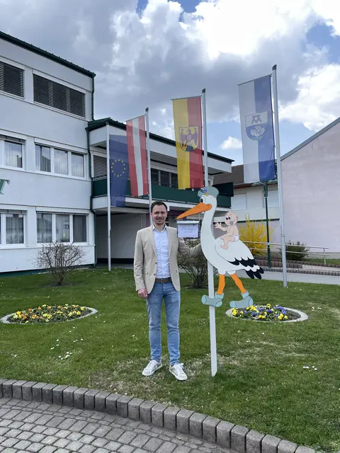 Immer wenn eine Andauerin oder ein Andauer das Licht der Welt erblickt, wird ab sofort ein Holzstorch aufgestellt. | Foto: Gemeinde Andau