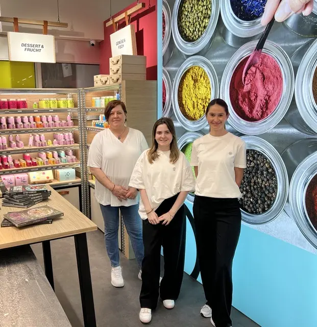 Die Gewürze von STAY SPICED ! sind nun auch im Einkaufszentrum Messepark Dornbirn erhältlich. Die Gewürzexpertinnen Patrizia Hartmann, Melissa Heinzle, Magdalena Schwarz (vlnr.) freuen sich auf Ihren Besuch. | Foto: STAY SPICED !