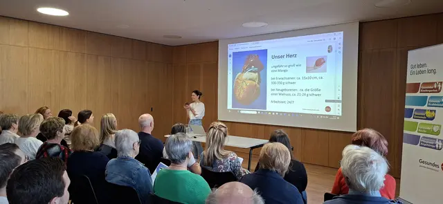 Diätologin Maria Kiener zeigte, wie sich eine herzgesunde Ernährung in den Alltag integrieren lässt.  | Foto: Gemeinde Zell am Pettenfirst