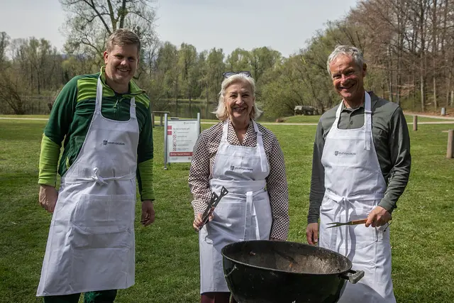 Eröffneten die Grillsaison in Liefering: Wolfram Aufschnaiter (Stadtteilleiter Nord), Stadträtin Andrea Brandner und der Amtsleiter der Stadtgärten Christian Stadler | Foto: Anna Pirato