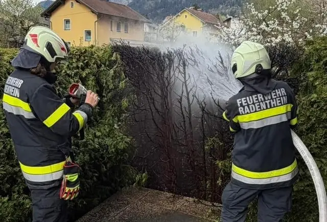 Feuerwehr bei den Löscharbeiten. | Foto: Freiwillige Feuerwehr Radenthein