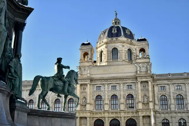 Sonne kommt zurück, doch der Wind mischt kräftig mit