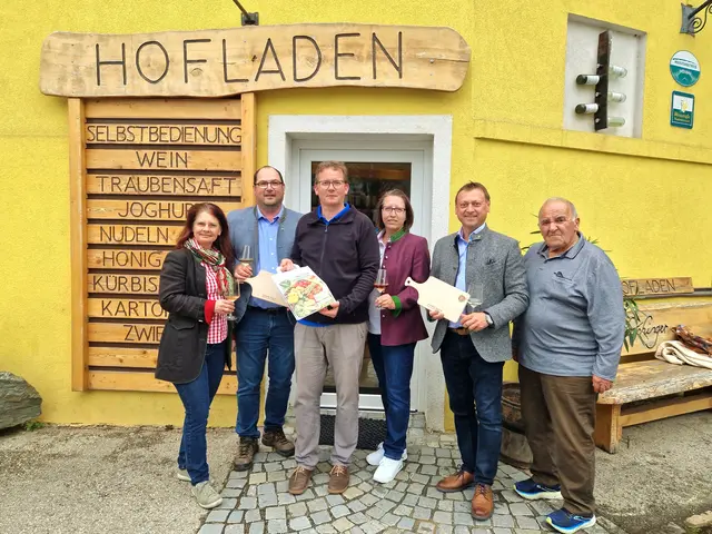Bei der letzten Hofjause: Martina Höfinger, Mathias Holzer, Leopold Schachinger jun., Isabella Holzer, Johann Höfinger, Leopold Schachinger. | Foto: Höfinger