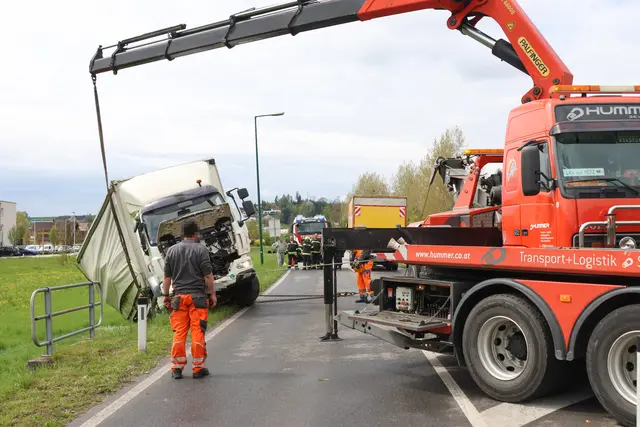 Lkw lag in Weißkirchen neben der Straße