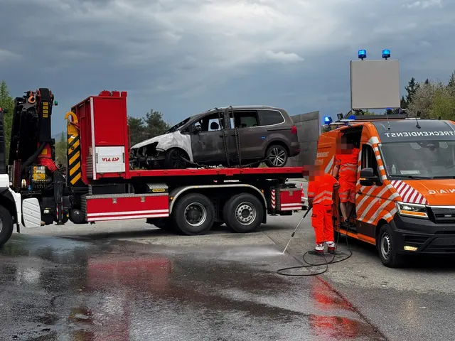 Abtransport des Autos. | Foto: FF Alland