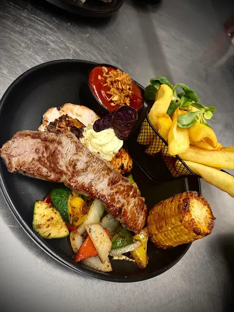 Von Steaks bis Innviertlerkost – das alles gibt's beim "obanWiacht". | Foto: Patrick Greiner