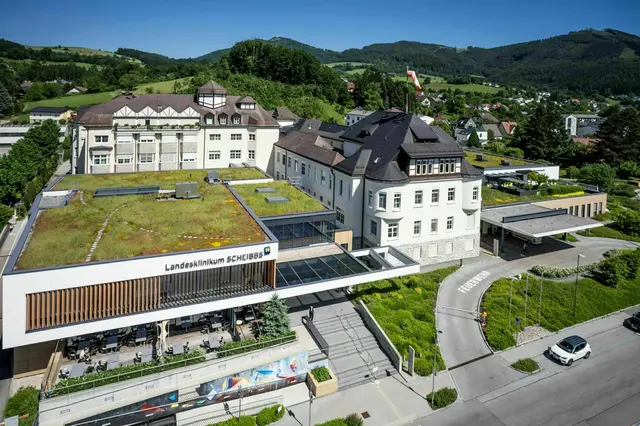 Der am Landesklinikum Scheibbs tätige Primar Daniel Haubenberger präsentiert sein erstes Fachbuch "Gynäkologie und Geburtshilfe von A-Z". | Foto: Landesklinikum Scheibbs