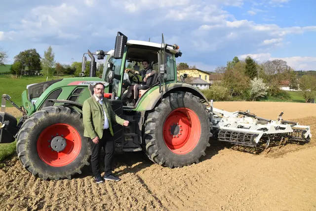 Hohe Spritpreise setzen Bauern unter Druck: Franz Rafetzeder und Jakob Karner aus Wechling können ein "Lied davon singen". | Foto: Roland Mayr/MeinBezirk Scheibbs