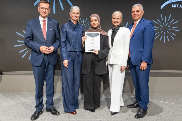 Landesrat Markus Achleitner, Christina Lenz, Lehrling Gülsah Aydar, Isabella Katzmayr und Leo Jindrak. | Foto: cityfoto