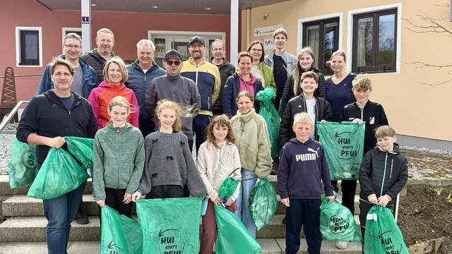 Mit großem Einsatz sammelten die freiwilligen Helfer weggeworfenen Müll. | Foto: Gemeinde Oberschlierbach.