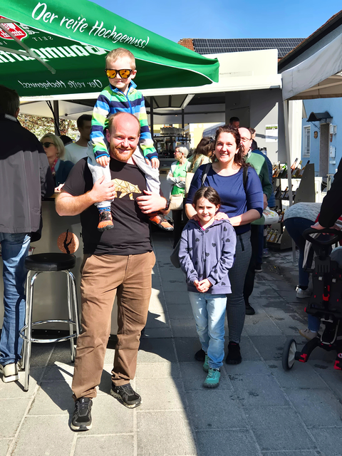 Bürgermeister Dominik Richtsteiger genoss das herrliche Frühlingswetter und überzeugte sich mit seiner Familie von den regionalen Produkten der Wallerner ProduzentInnen. | Foto: Marktgemeinde Wallern/Tr.