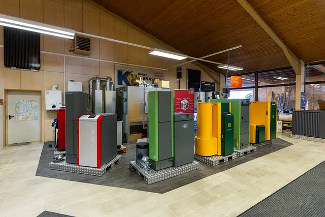 Im großzügigen Schauraum gibt es eine Vielfalt moderner Heizungsvarianten. | Foto: Benjamin Wald