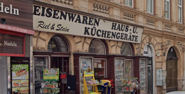 Das Geschäft gliedert sich nun wieder in die schönen und alten Fassaden ein.  | Foto: Google Screenshot (MeinBezirk)