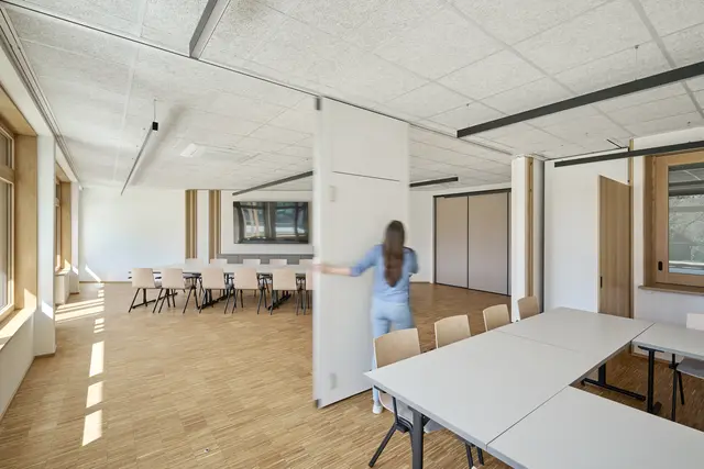 Die neue Arbeitswelt ist multifunktional, mit mobilen Trennwänden. | Foto: Andreas Buchberger