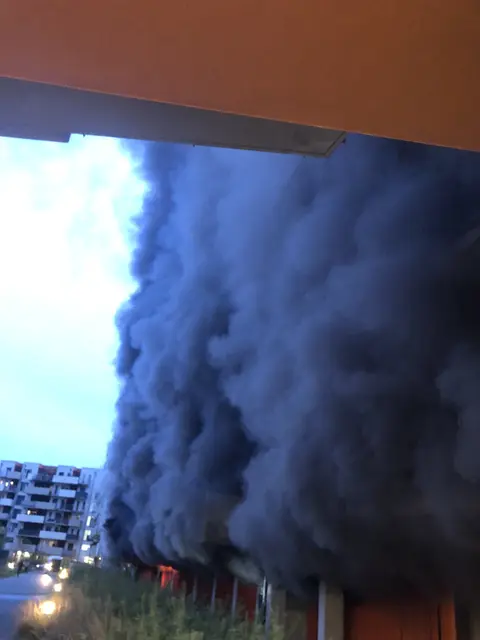 Die hohe, schwarze Rauchsäule war aus großer Distanz sichtbar.  | Foto: Berufsfeuerwehr Graz