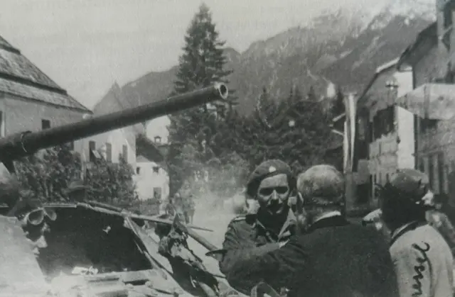 Empfang der ersten britischen Soldaten am 7. Mai 1945 in Mauthen, die vom Plöckenpass kommend das Gailtal vom NS-Regime befreiten. 